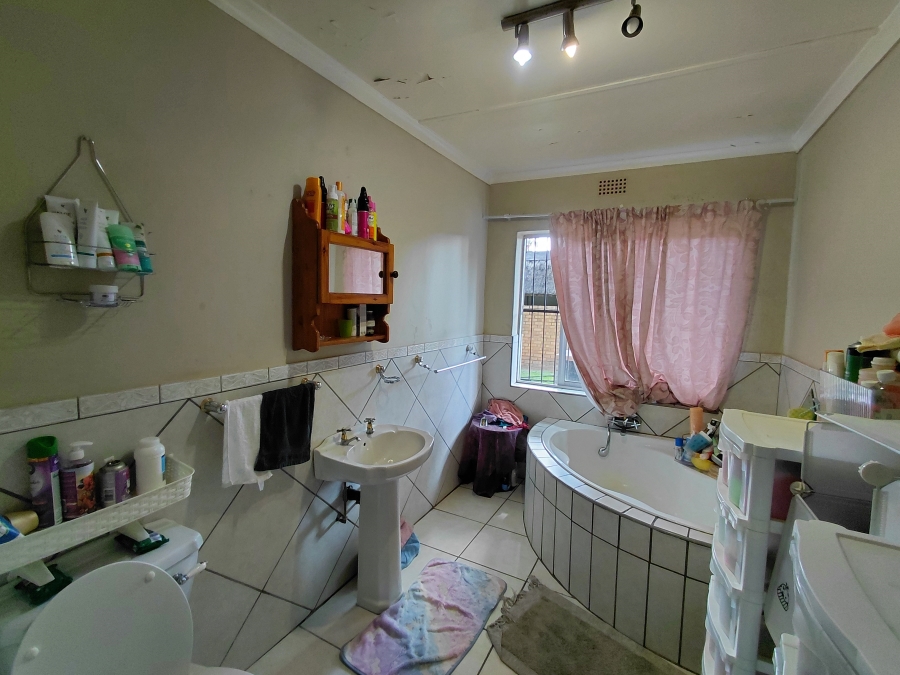 To Let 2 Bedroom Property for Rent in Flamwood North West